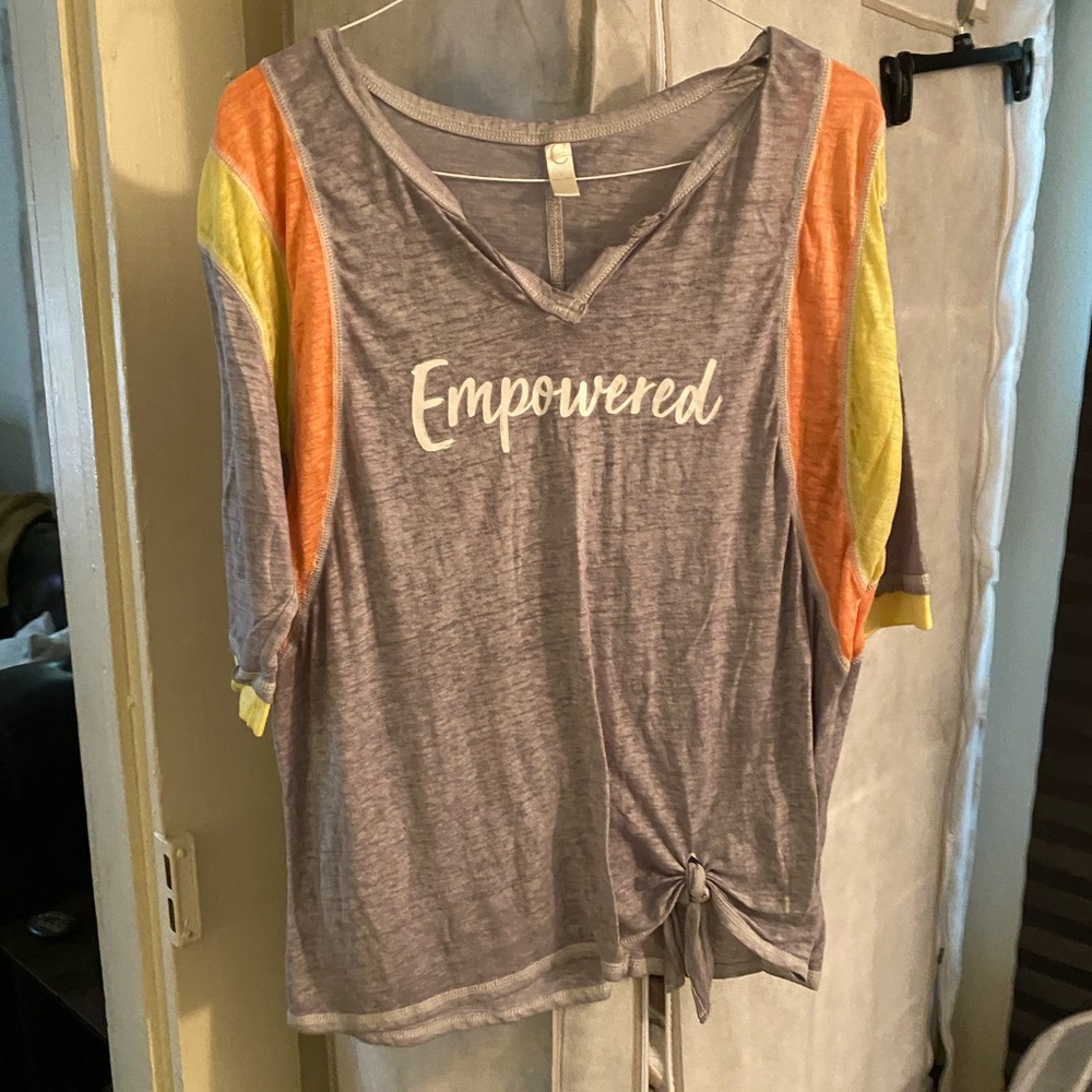Graphic 3 quarter sleeve shirt. Gray with yellow and coral sleeves